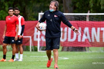Ricardo Zielinski da órdenes en un entrenamiento de Estudiantes