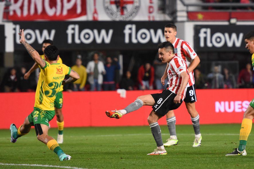 Fernando Zuqui en la definición de su gol en Estudiantes ante Defensa y Justicia