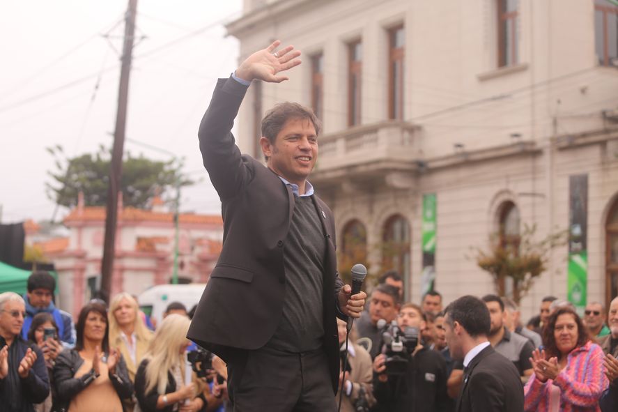 El Gobernador de la Provincia de Buenos Aires, Axel kicillof, estuvo presente en el acto oficial por el aniversario