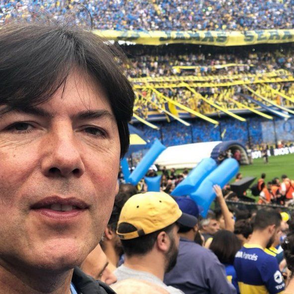 Una de tantas: Lugones y una selfie en cancha de Boca mientras se jugaba el clásico entre Banfield y Lanús.