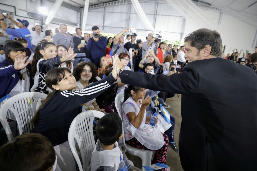 Al inaugurar una escuela secundaria, Axel Kicillof abrazó el reclamo de las universidades contra el congelamiento presupuestario.