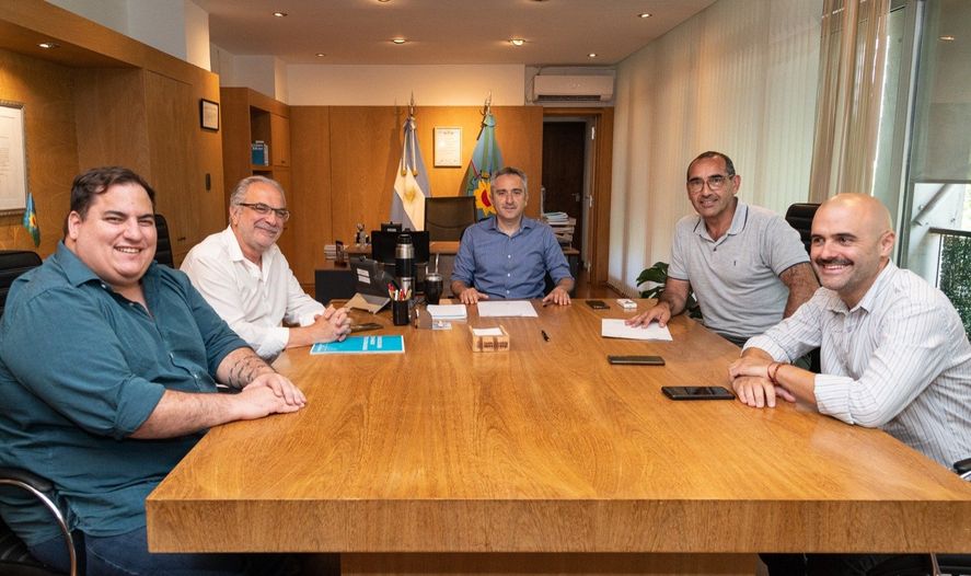 Andrés Larroque se mostró con un intendente camporista y firmó un convenio por viviendas