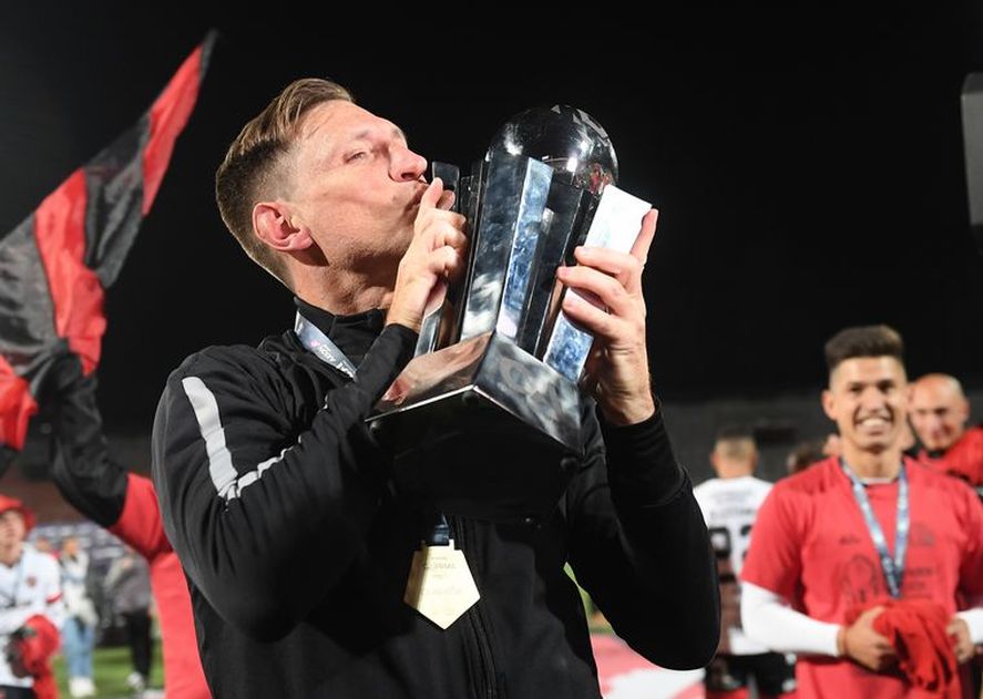 Patronato campeón: Sava recordó a Griguol entre lágrimas.