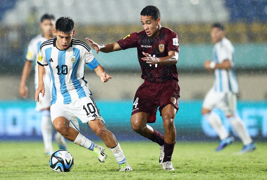 Claudio Echeverri en acción en Argentina vs. Venezuela. (Foto: prensa AFA)