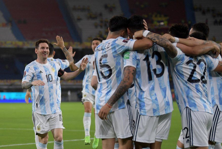La Selección Argentina festeja su primer gol ante Colombia