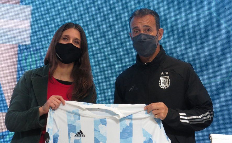Fernando Batista junto a Inés Arrondo en la despedida de Argentina del país camino a Tokio 2020
