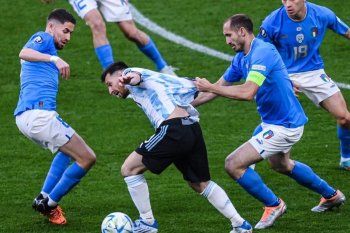 Lionel Messi apilando rivales de Italia en la Finalissima con Argentina en Wembley