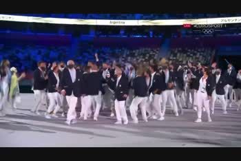 La delegación Argentina y su pogo al ingresar al estadio Olímpico de Tokio en la ceremonia inaugural de los Juegos Olímpicos de Tokio 2020