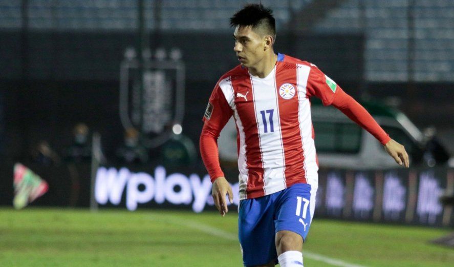 Santiago Arzamendia en acción para la Selección de Paraguay.