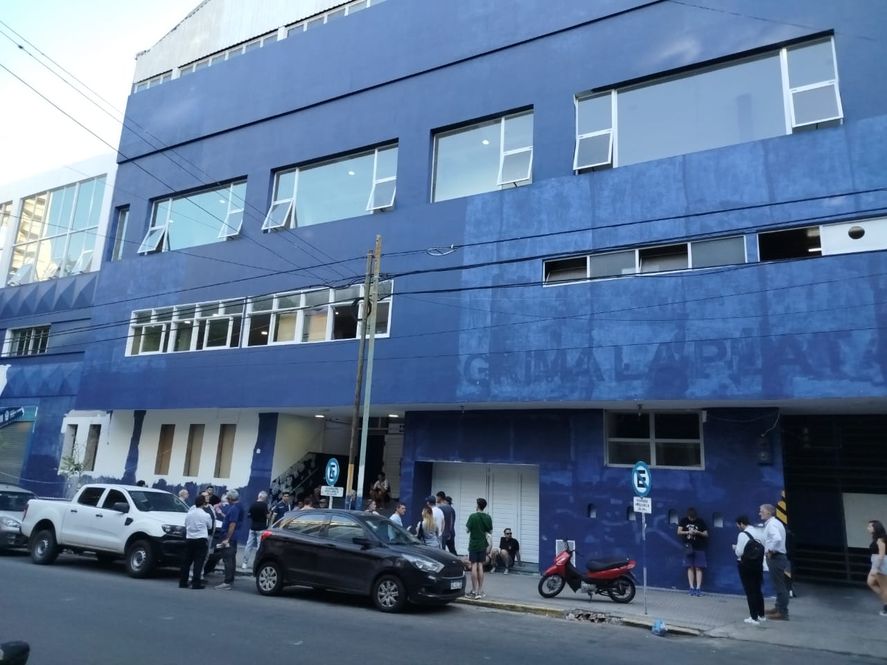 Gimnasia realiza la Asamblea en la Sede de calle 4. La fachada, en pleno proceso de remodelación.