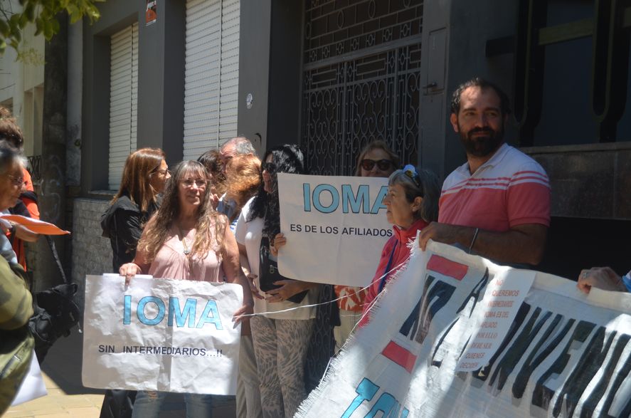 Autoconvocados de IOMA protestaron en Olavarría: “Ya no sabemos quién miente”