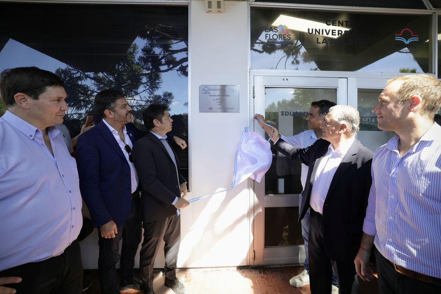 Axel Kicillof entregó viviendas y cruzó a Javier Milei: 