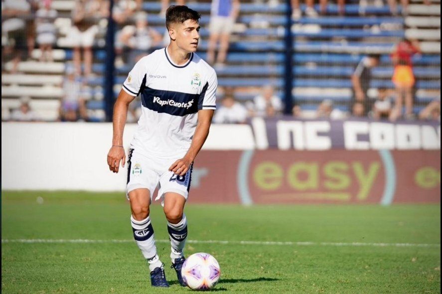 Bautista Barros Schelotto jugando para Gimnasia