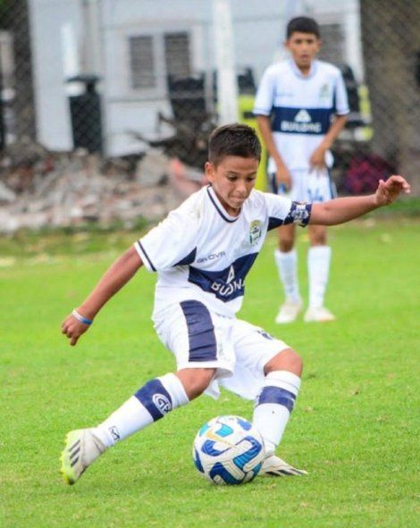 Benjamín Angulo, jugador de las Infantiles de Gimnasia. Categoría 2012. Foto (@elfacha012)