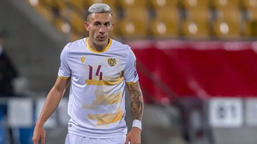 Norberto Briasco, delantero de Gimnasia, con la camiseta de Armenia.