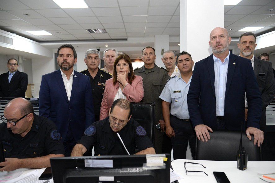 Patricia Bullrich monitoreando la aplicación del protocolo antipiquetes durante una de las protestas del 2024.