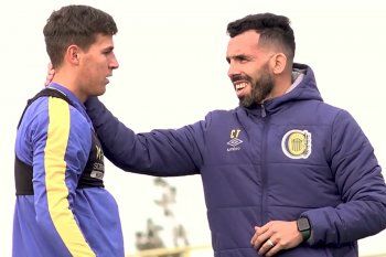Carlos Tévez como DT en una práctica de Rosario Central.
