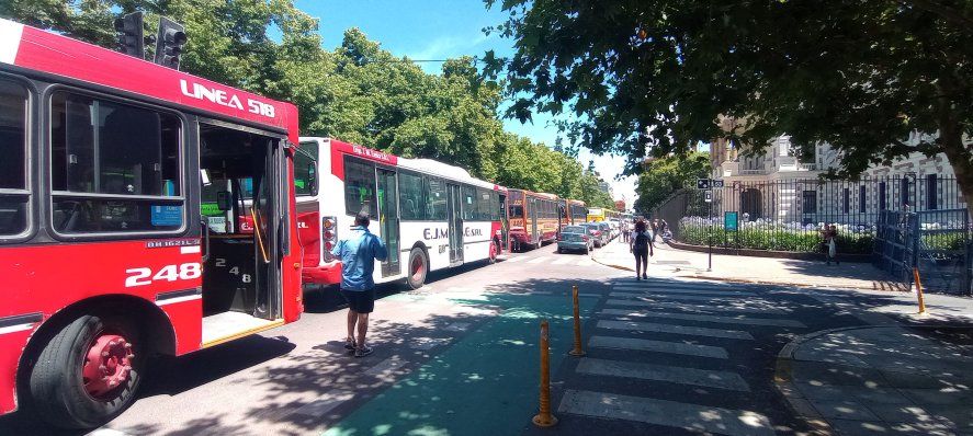 Las líneas de colectivos del AMBA fueron a La Plata, dos veces, para reclamar los fondos que les debían.