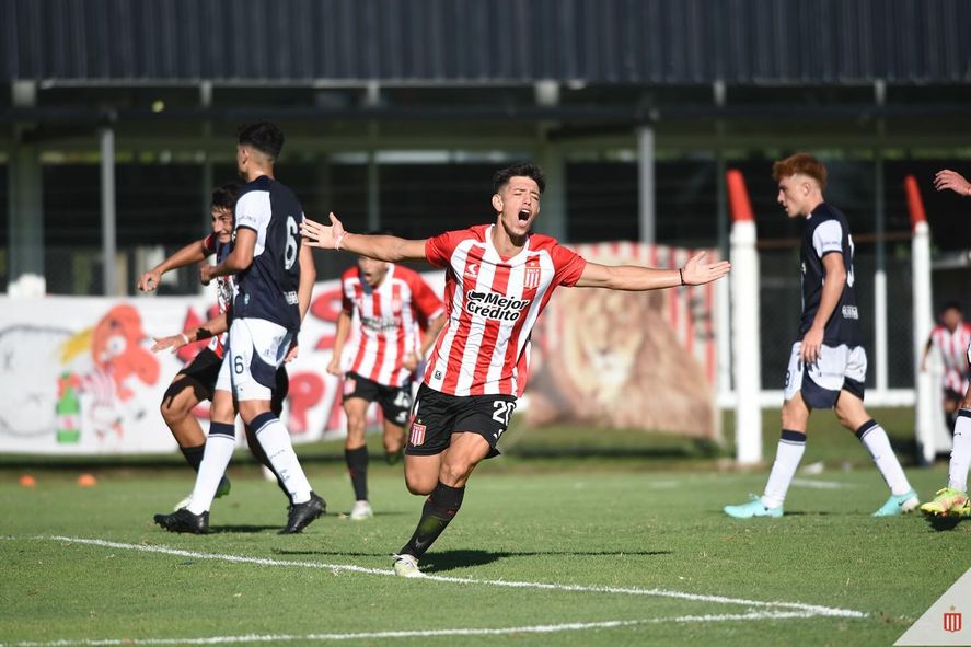 Lucas Cornejo festeja uno de sus goles a Gimnasia con la Reserva de Estudiantes.