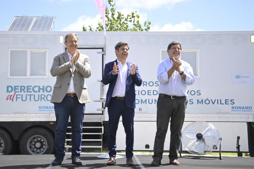Kicillof junto a Cascallares y Sileoni