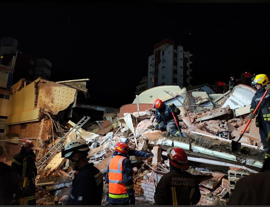 Las tareas de rescate se hacen día y noche.