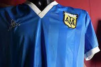 alguien miente: ¿quien tiene la camiseta de la mano de dios y le mejor gol de la historia?