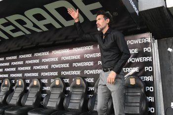 Eduardo Domínguez se fue expulsado en Estudiantes.