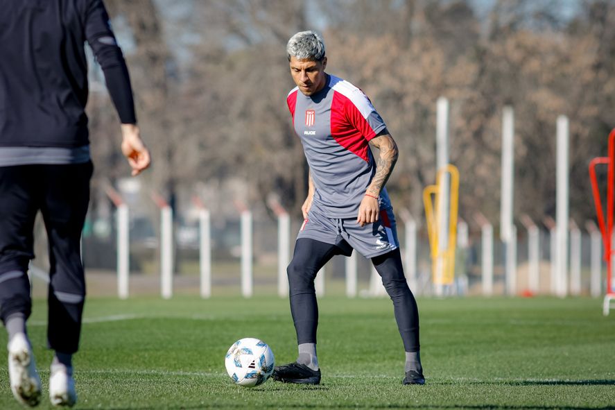Enzo Pérez entrena en Estudiantes. El volante seguiría en el once titular.