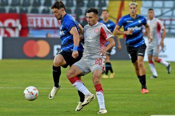 Eric Meza en acción en Huachipato vs. Estudiantes por la primera fecha de la fase de grupos. (Foto: Prensa EDLP)
