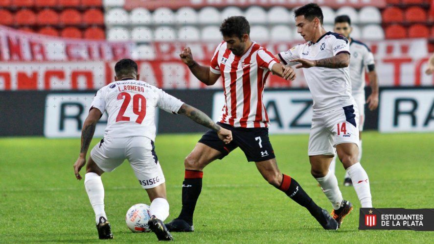 Martín Cauteruccio delantero de Estudiantes en el partido ante Independiente (Prensa EDLP)
