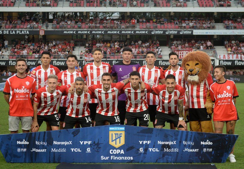 Formación de Estudiantes ante Newell´s en UNO