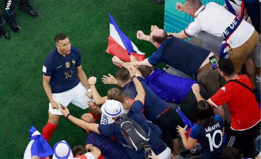 Mbappé festeja su gol ante Dinamarca y la clasificación de Francia a los octavos de final del Mundial Qatar 2022