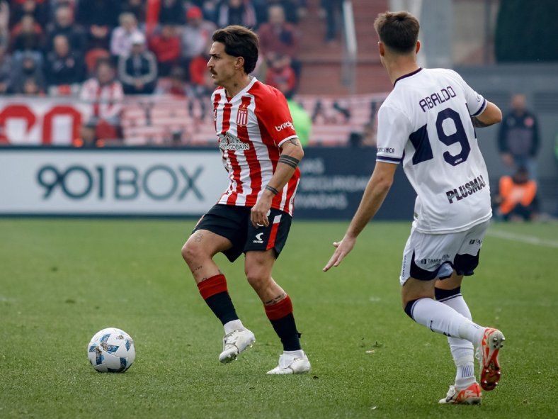 Gabriel Neves en acción en la goleada de Estudiantes en el Clásico Platense.