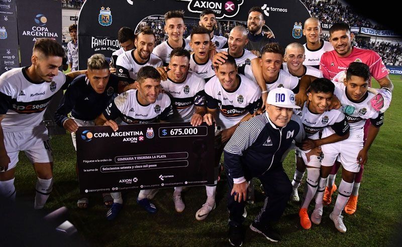 Gimnasia festeja con Maradona el pase a los 16vos de Final.