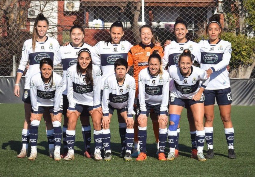 Una formación del fútbol femenino de Gimnasia durante el primer semestre. (Foto: prensa GELP)
