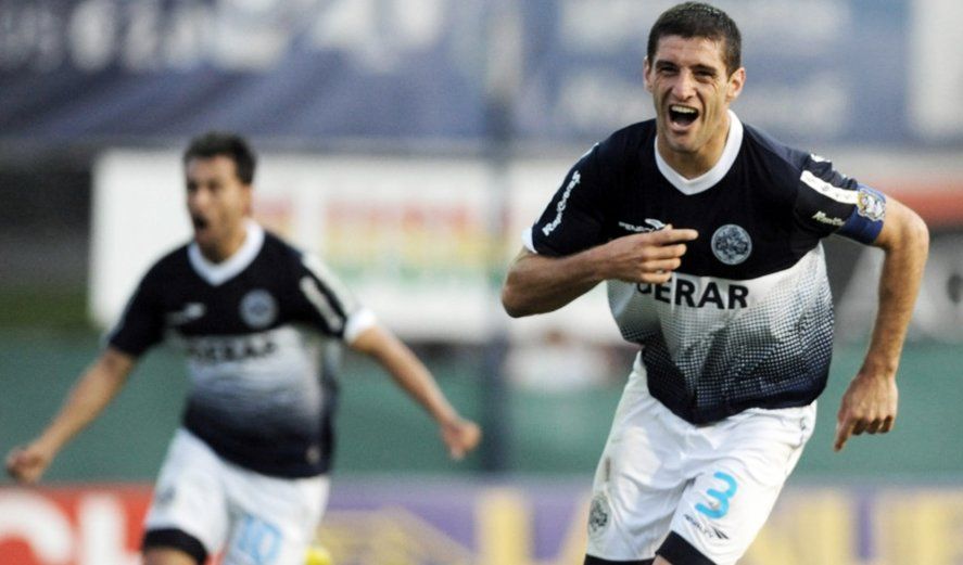 Licht festeja uno de sus tantos goles en su regreso a Gimnasia.