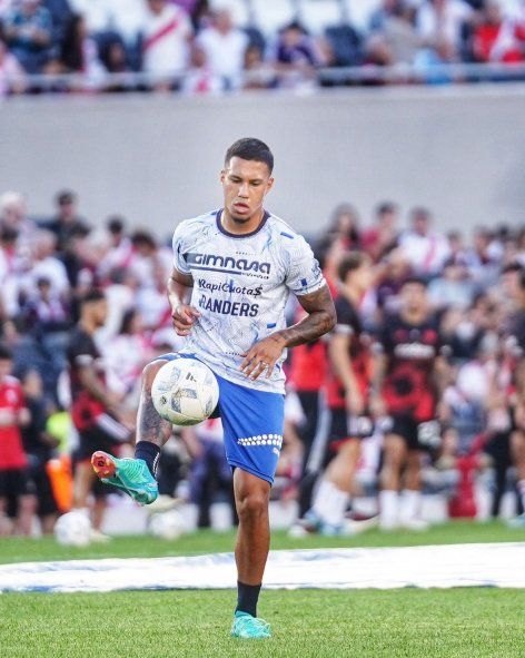 Rodrigo Saravia en la entrada en calor de Gimnasia vs. River