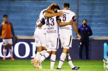 Gimnasia celebra uno de sus goles ante Dock Sud.