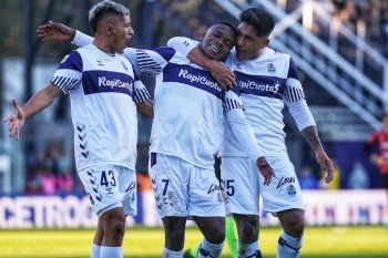 Johan Carbonero marcó el gol en Gimnasia y lo festejó junto a Eric Ramírez y Cristian Tarragona (Prensa GELP)