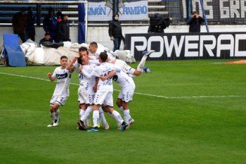 Matías Melluso intentó frenar a Brahian Alemán y sus gestos en el festejo del gol de Gimnasia