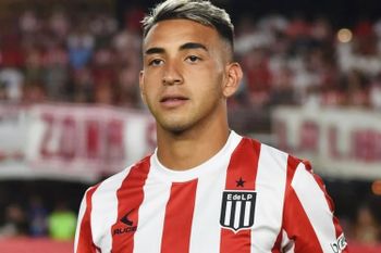 Matías Godoy en acción en Estudiantes en 2023. Desde entonces, fue cedido dos veces.