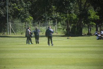 Pipo Gorosito charlando con Bruno Palazzo en Gimnasia