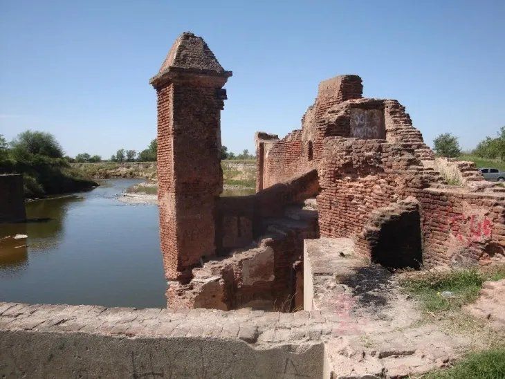 Las ruinas del Canal del Norte a la altura de Salto