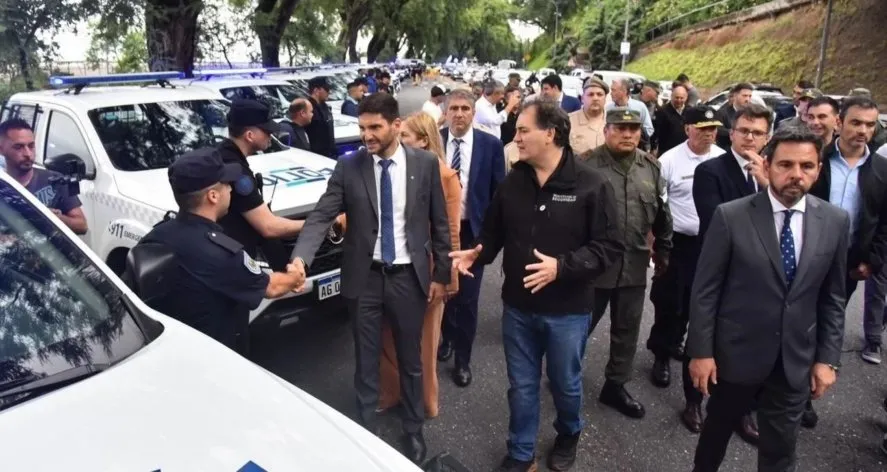 Maximiliano Pullaro recibie 80 patrulleros bonaerenses para combatir la inseguridad en Rosario