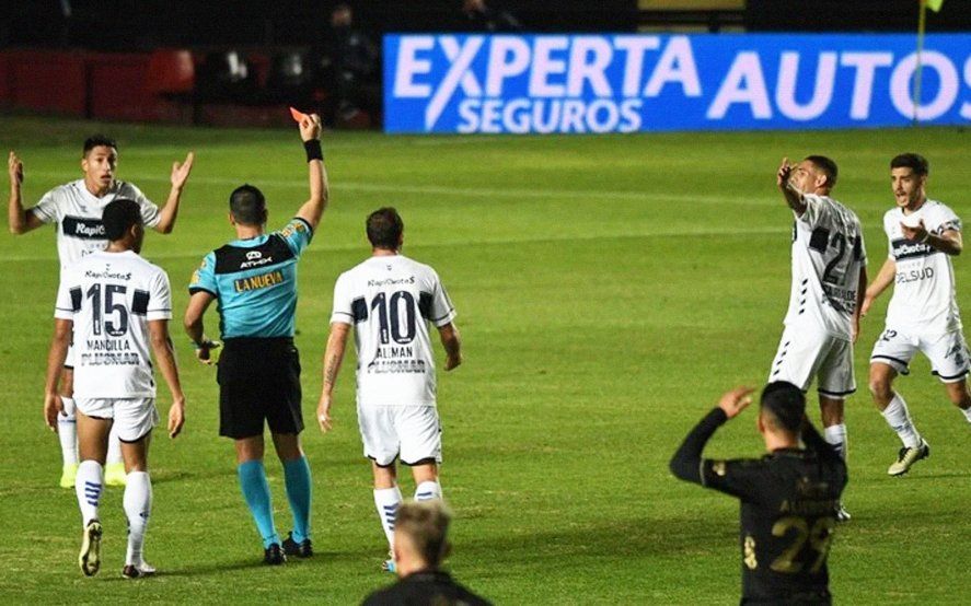 El instante en el que Espinoza expulsa a Insaurralde en Colón vs. Gimnasia.