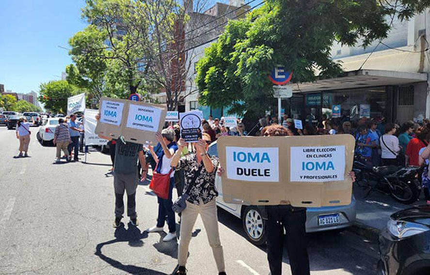 Tras reunirse con afiliados, Axel Kicillof enmarcó los problemas de IOMA dentro de la crisis de salud nacional. Defendió un modelo sin intermediarios.  