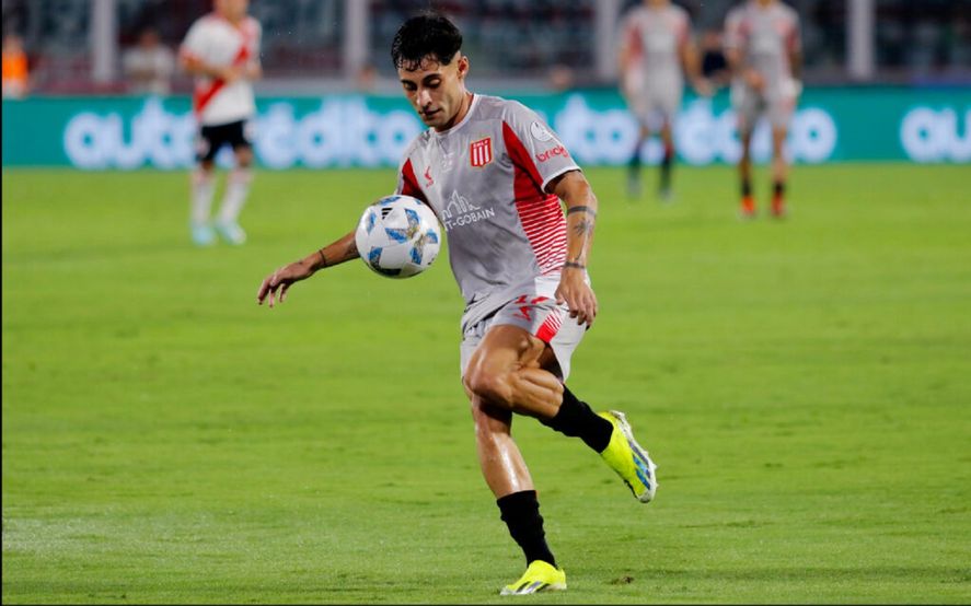 Javier Altamirano fue el primero en salir del once titular de Estudiantes.