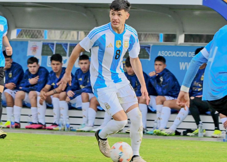 Juan Cruz Meza, hermano de Maximiliano, en el Sub 17 de Argentina.