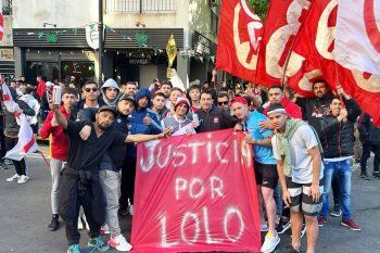 Los hinchas de Estudiantes pidieron por justicia por César Lolo Regueiro.