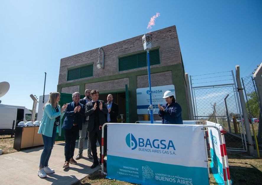 Mientras inaugura un gasoducto y expone a Milei, Axel Kicillof  busca bajar tensiones en municipio massista
